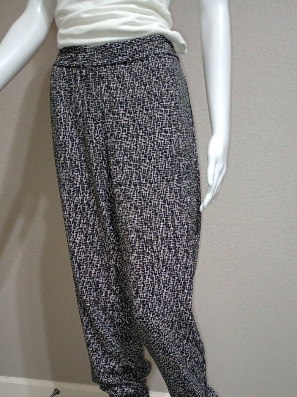 NWT New York & Company Soft Stretch Pull-On Pants – Large